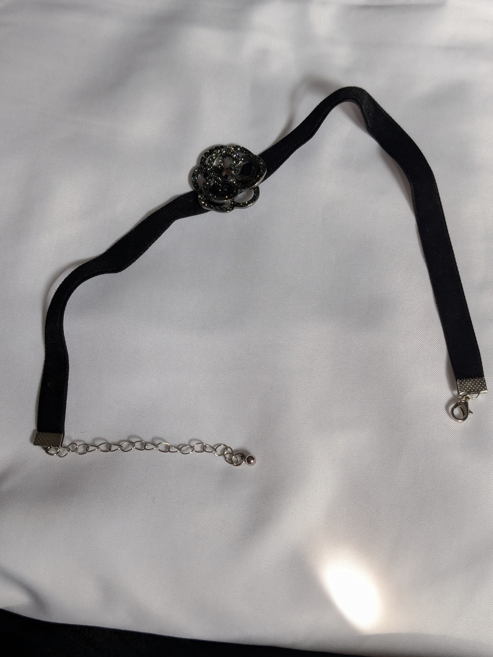 Black Velvet Rhinestone Rose Choker Necklace Gothic - Picture 2 of 2